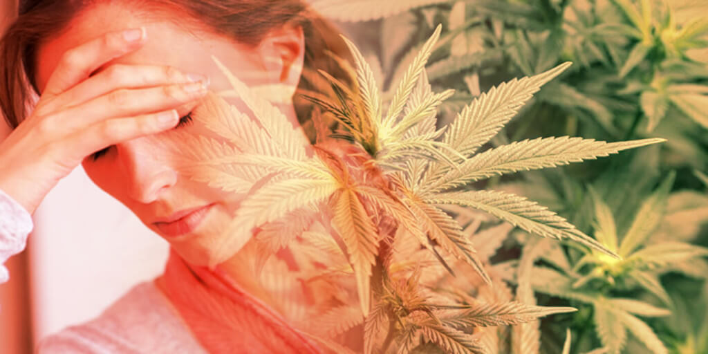 Persona con ganas de vomitar al lado de una planta de cannabis