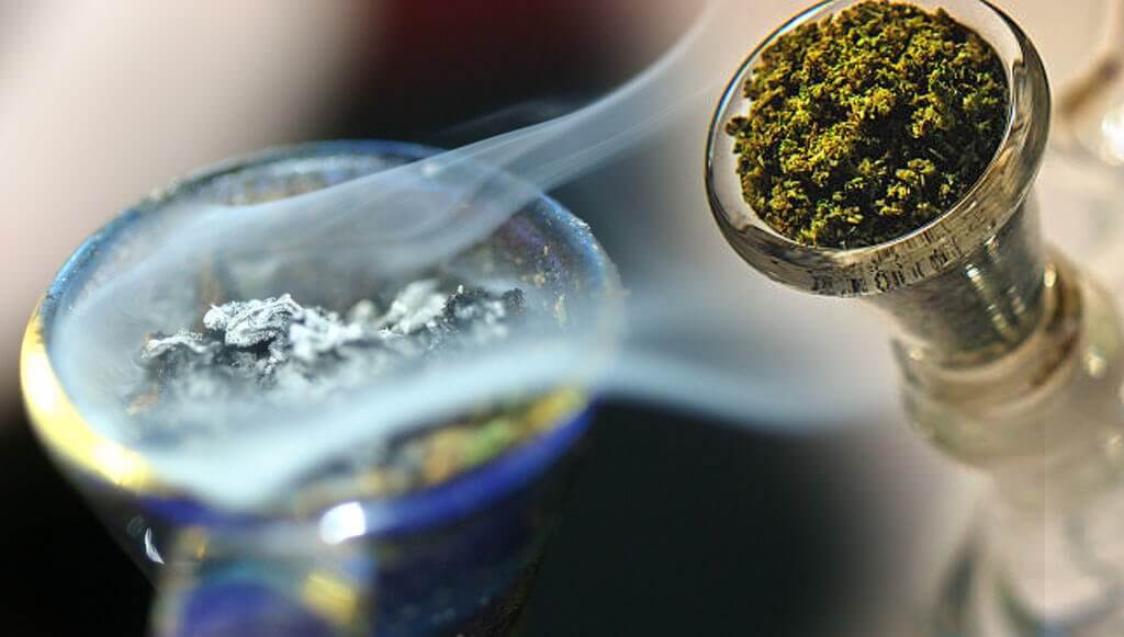 Marihuana en bong echando humo