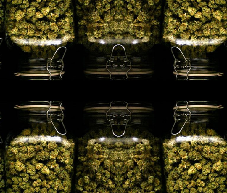 marihuan en bote de cristal