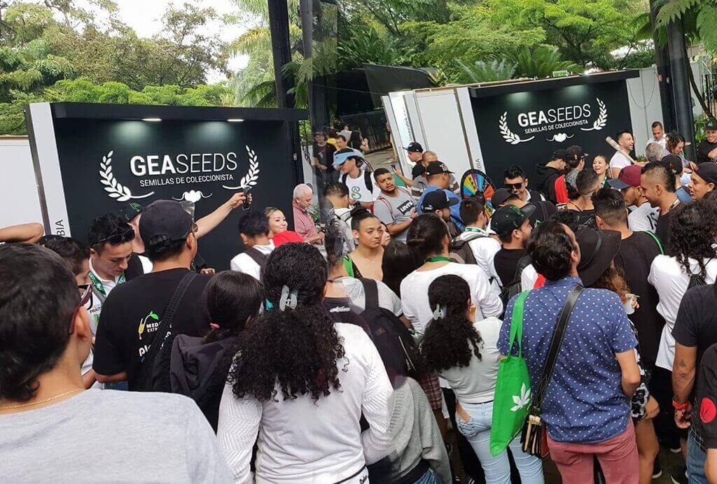 Gea Seeds stand surrounded by people at Expomedeweed