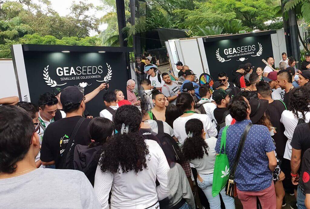 Stand de Gea Seeds rodeado de gente en la Expomedeweed