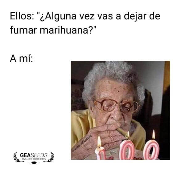 Persona mayor encendiendo velas de 100 con un blunt