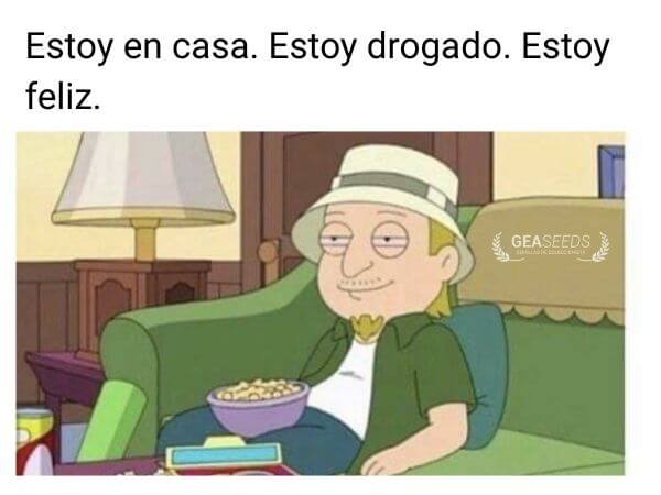 Personaje de dibujos sentado en el sofa y cara de felicidad