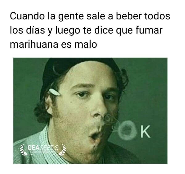 Persona haciendo círculos de humo con la boca