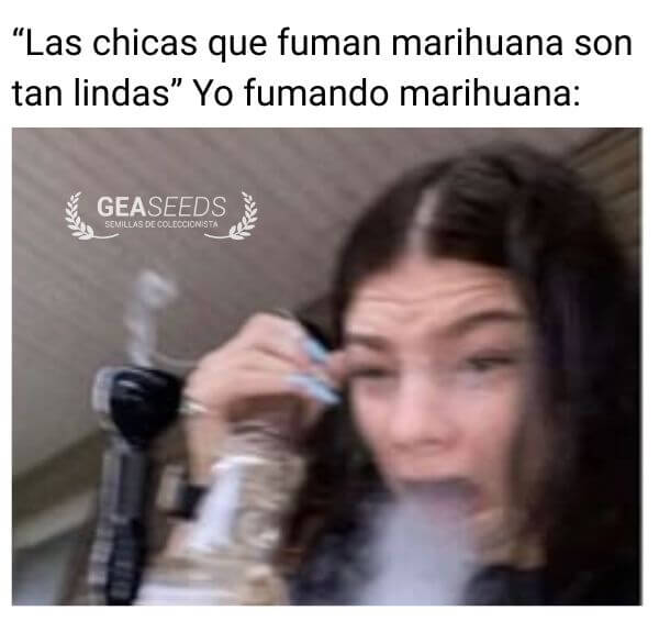 Mujer con cara de agobio expulsando humo de cachimba