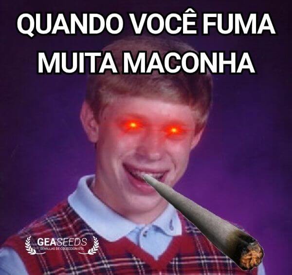 Meme engraçado de maconha sobre fumar muita maconha