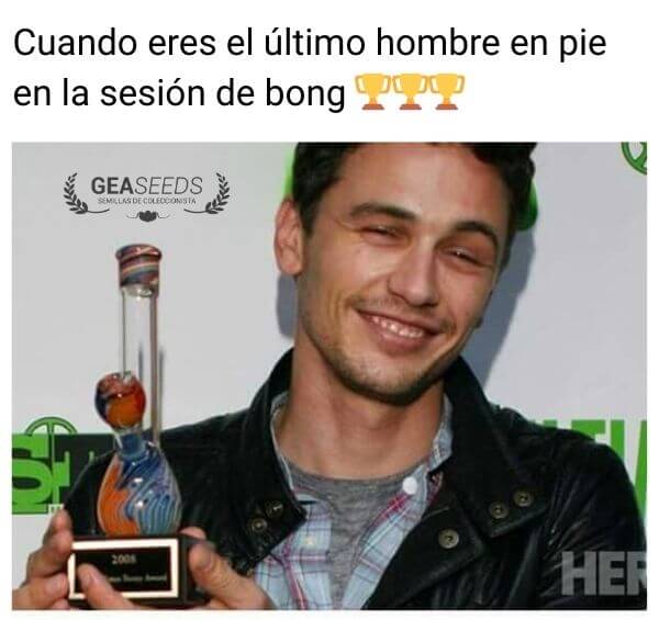Persona bajo los efectos del cannabis sujetando un bong como si fuera un premio