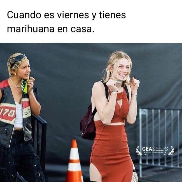 Chica feliz y emocionada